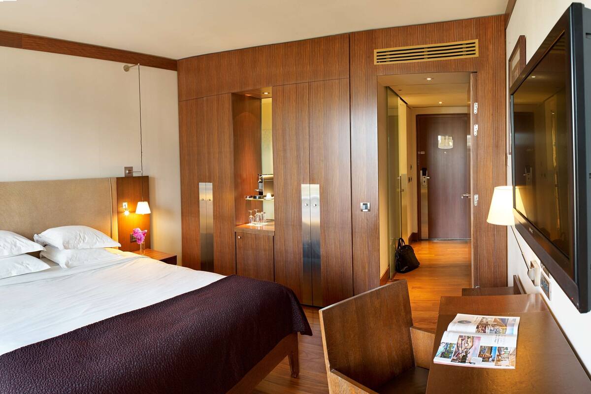 Ropa de cama de alta calidad, cubrecamas y artículos del minibar gratis