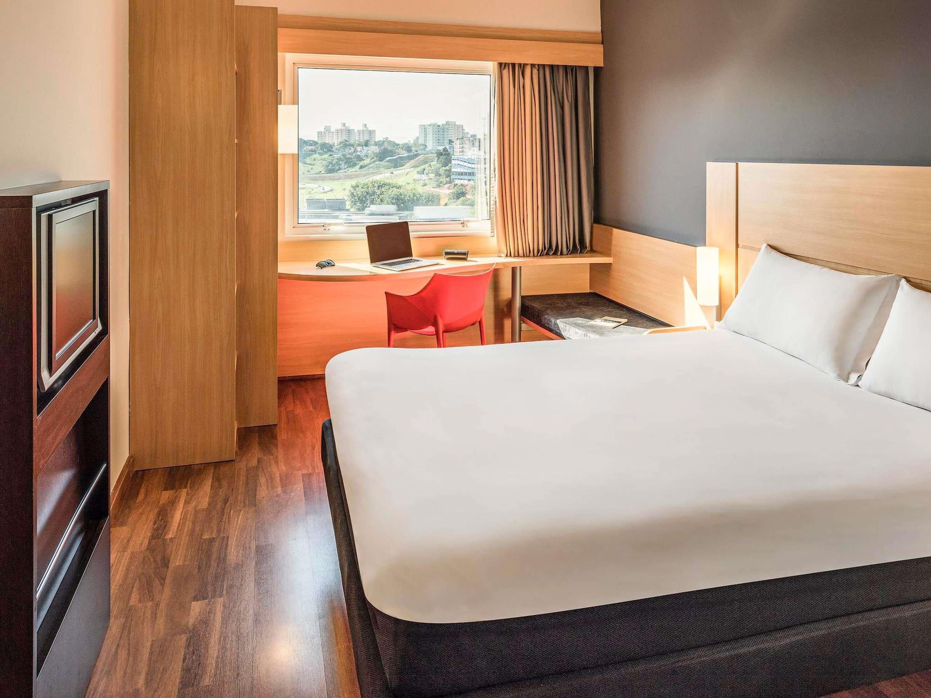 Kamar Standar, 1 Tempat Tidur Double | Minibar, brankas, meja kerja, dan tirai kedap cahaya