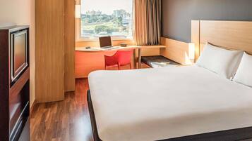 Kamar Standar, 1 Tempat Tidur Double | Minibar, brankas, meja kerja, dan tirai kedap cahaya