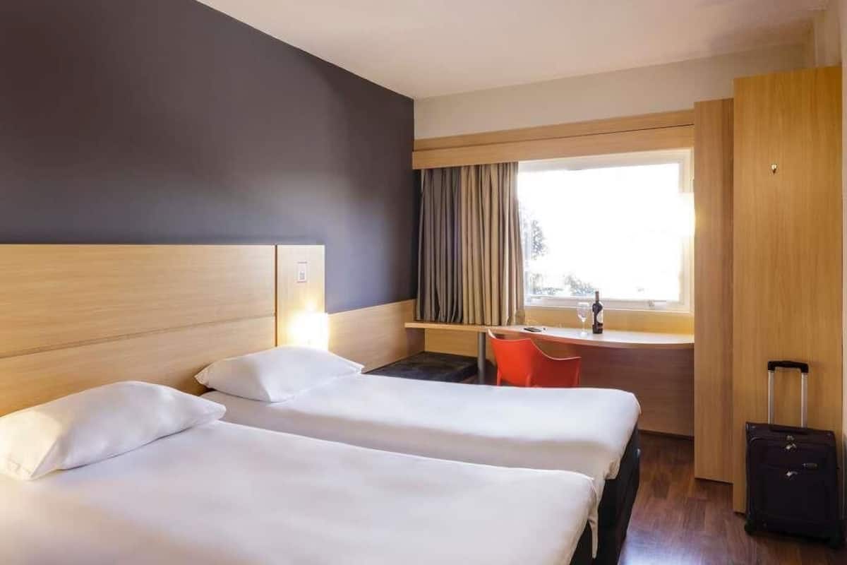 Standardzimmer, 2 Einzelbetten | Minibar, Zimmersafe, Schreibtisch, Verdunkelungsvorhänge