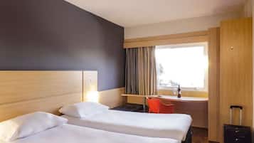 Quarto standard, 2 camas de solteiro | Frigobar, cofres nos quartos, cortinas blackout, quartos à prova de som