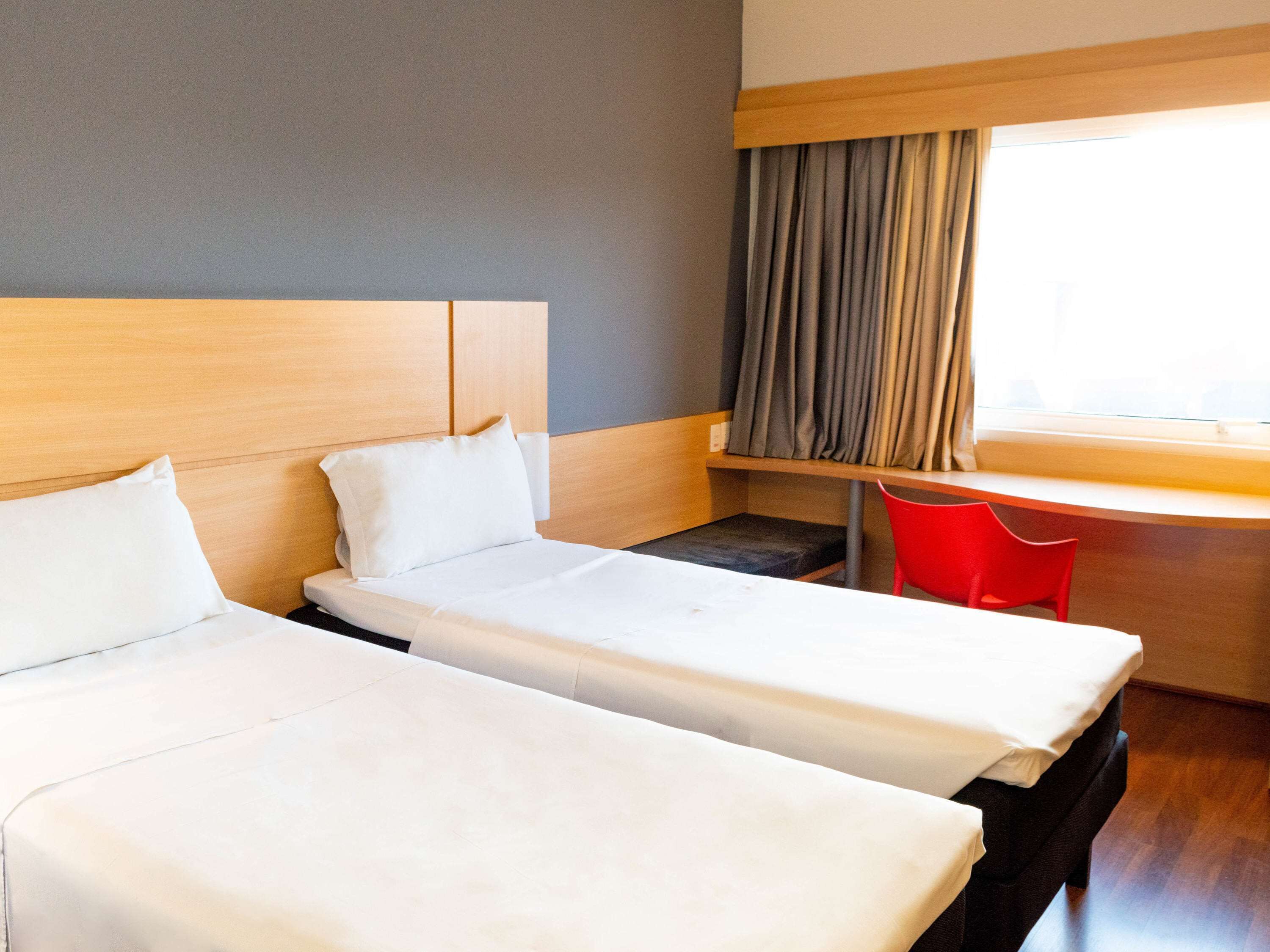 standard room, 2 single beds | minibar, in-room safe, desk, blackout curtains