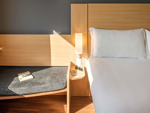 Minibar, safe på rommet, skrivebord og blendingsgardiner