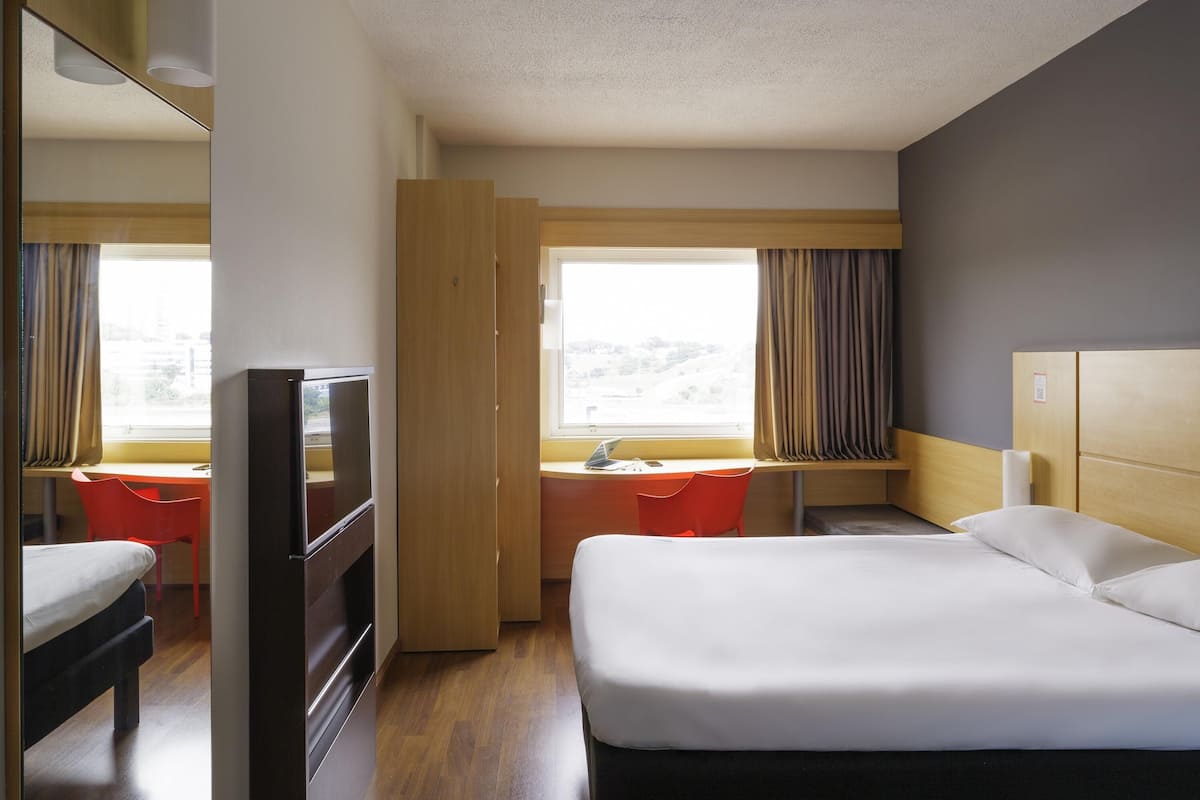 Standard Room, 1 Double Bed | Minibar, in-room safe, desk, blackout curtains