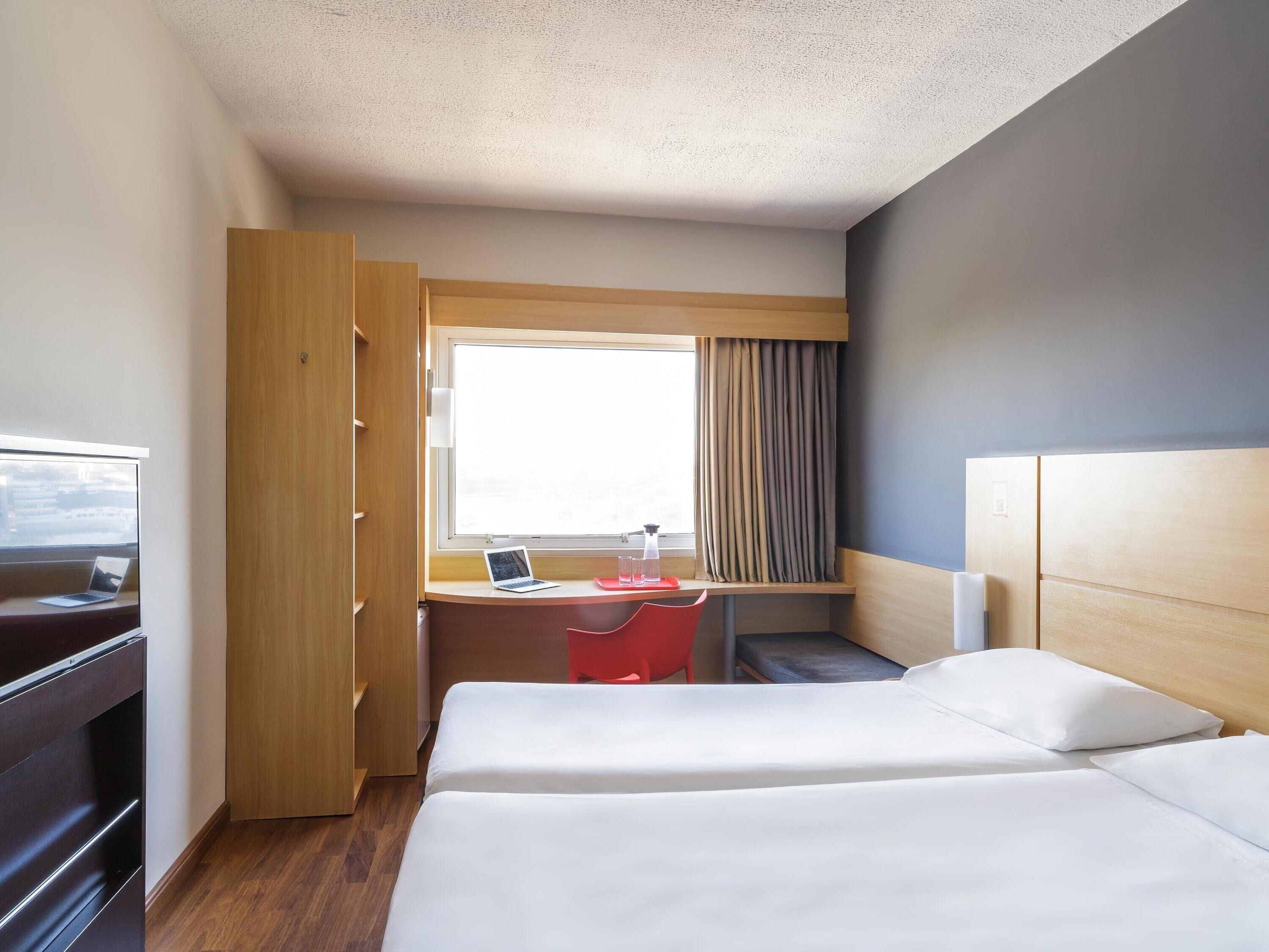 Standardværelse - 2 enkeltsenge | Minibar, pengeskab på værelset, skrivebord, mørklægningsgardiner