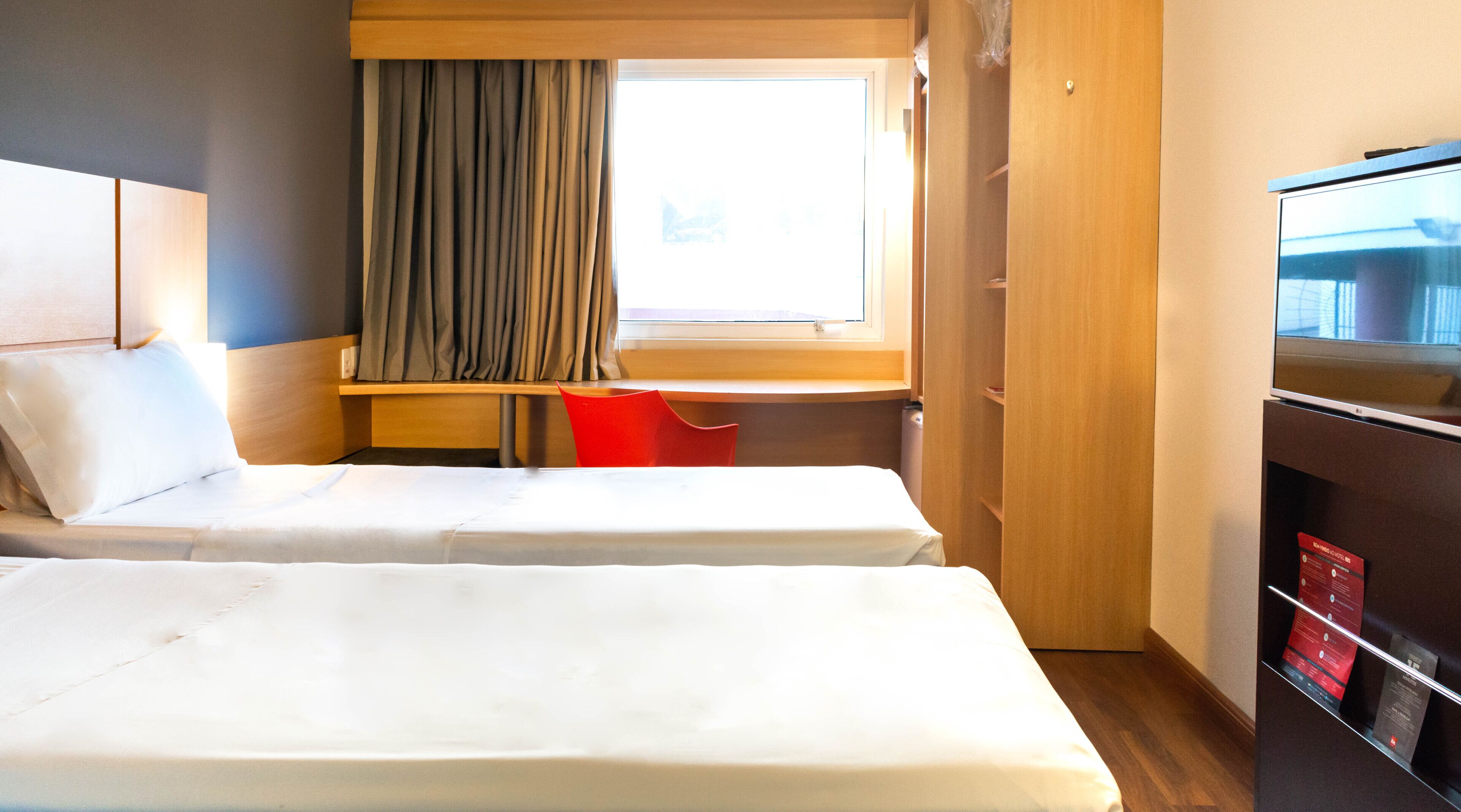 standard room, 2 single beds | minibar, in-room safe, desk, blackout curtains