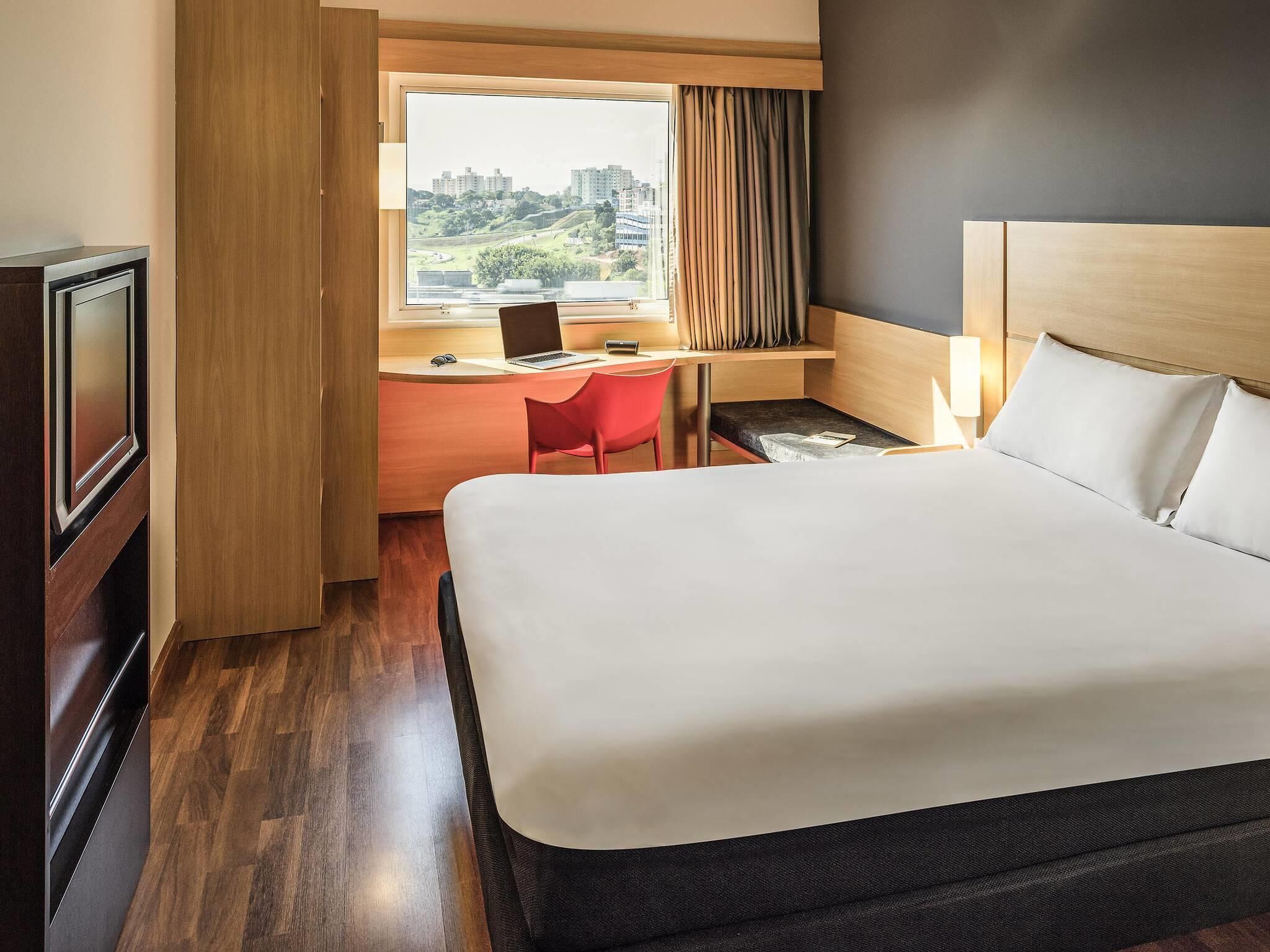 迷你吧、客房内保险箱、办公桌、遮光窗帘