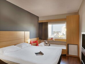 Quarto standard, várias camas | Frigobar, cofres nos quartos, escrivaninha, cortinas blackout