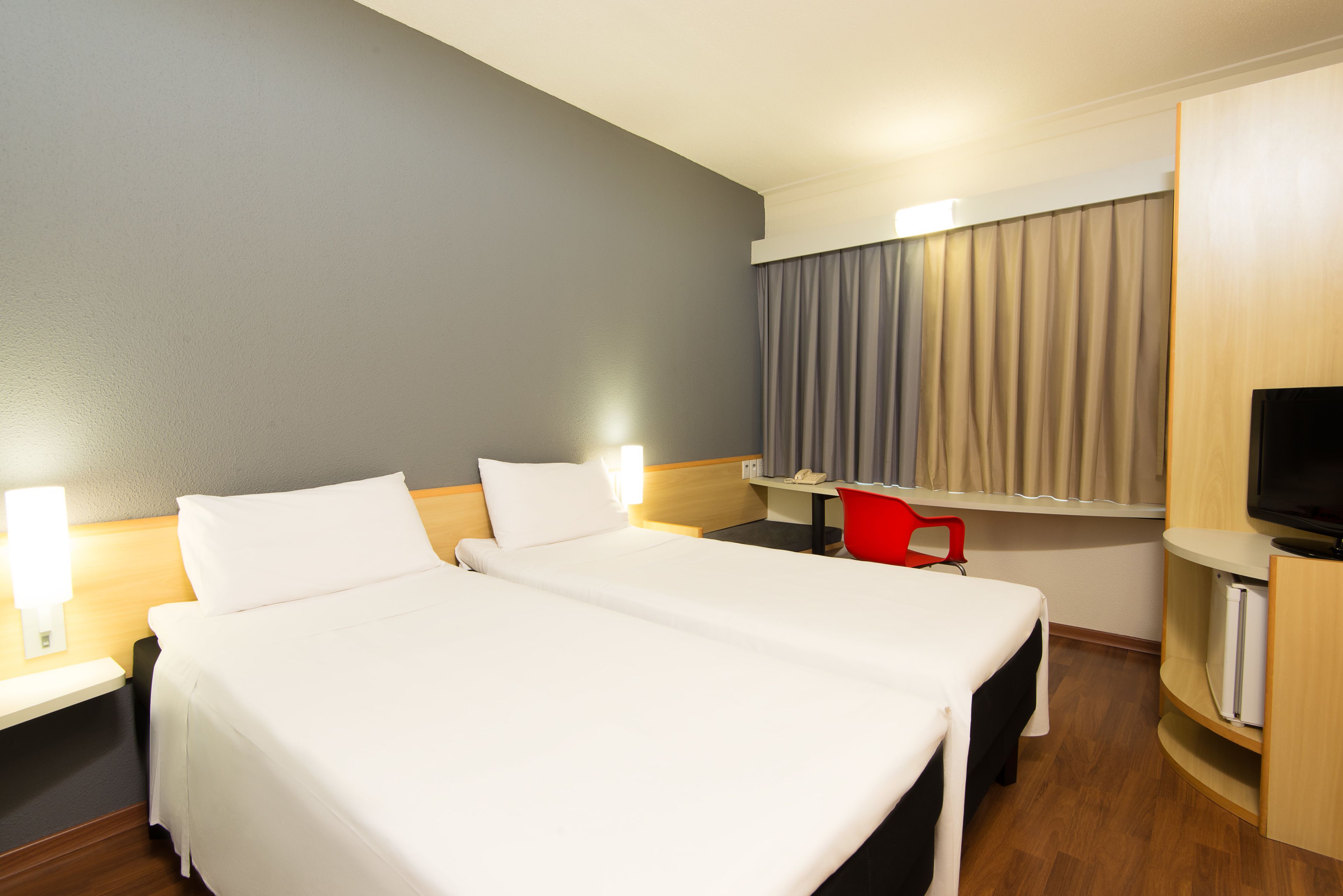standard room, 2 single beds | minibar, in-room safe, desk, blackout curtains