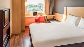 Standard Room, 1 Double Bed | Minibar, in-room safe, desk, blackout drapes