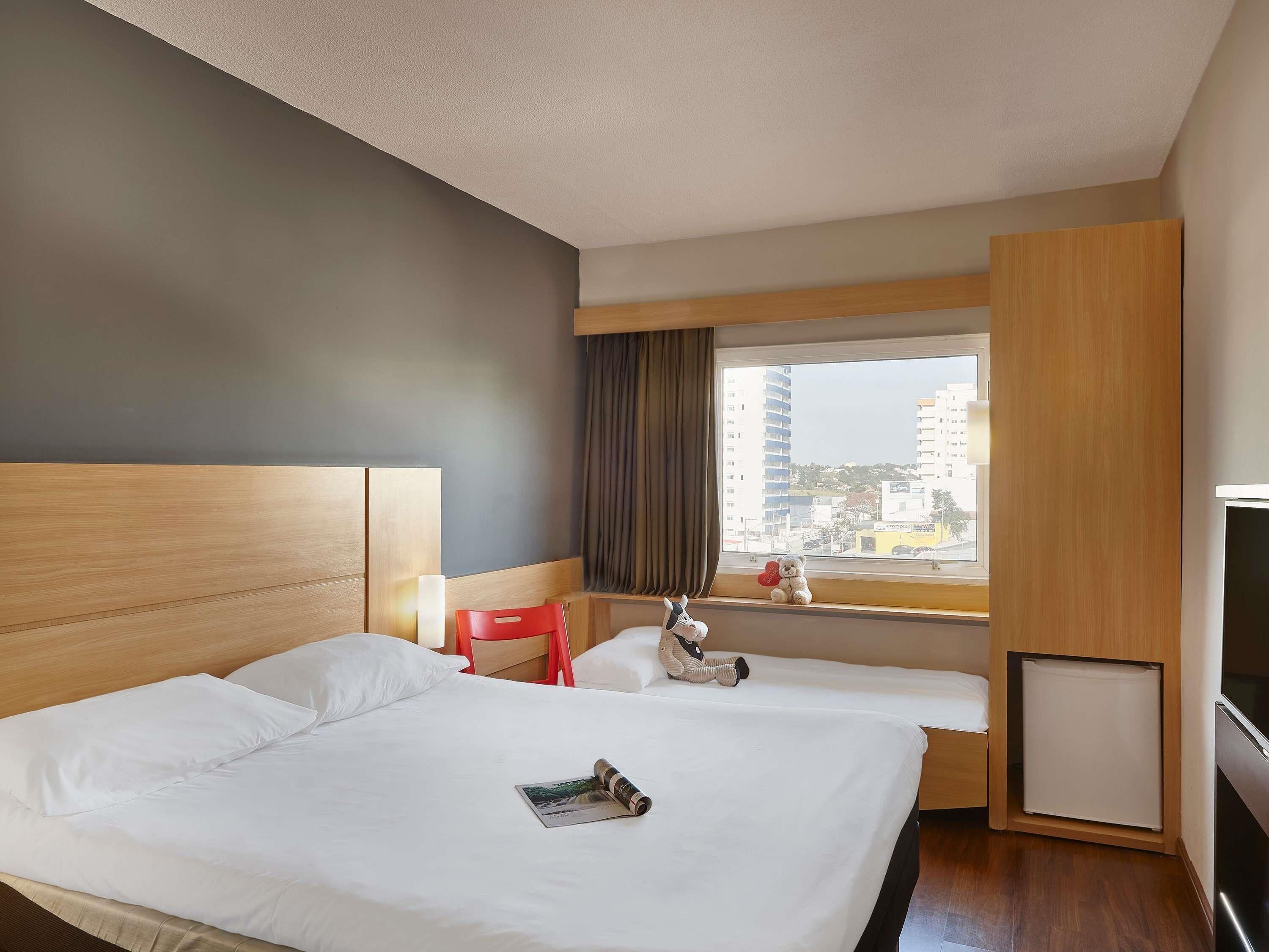 Habitación estándar, varias camas | Minibar, caja de seguridad en la habitación y escritorio 