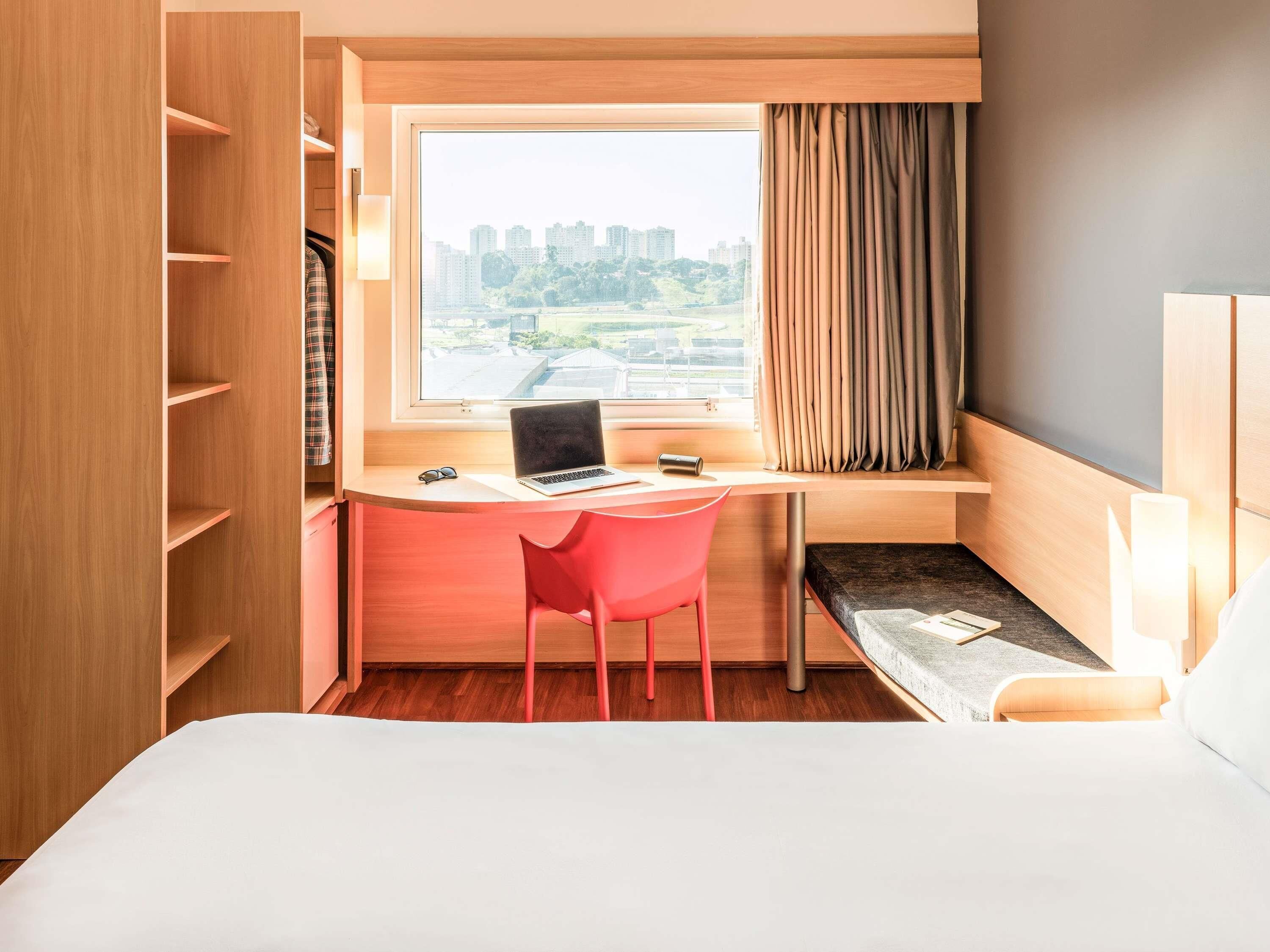 Minibar, caja de seguridad en la habitación y escritorio 