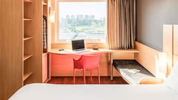 Minibar, caja de seguridad en la habitación y escritorio