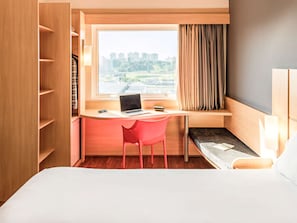 Habitación estándar, 1 cama matrimonial | Minibar, caja de seguridad en la habitación y escritorio