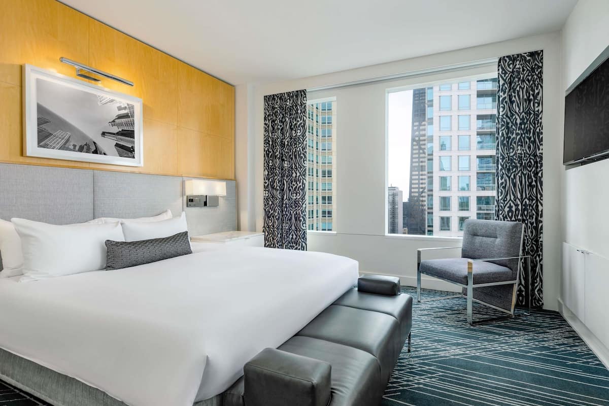 Hochwertige Bettwaren, Zimmersafe, individuell dekoriert