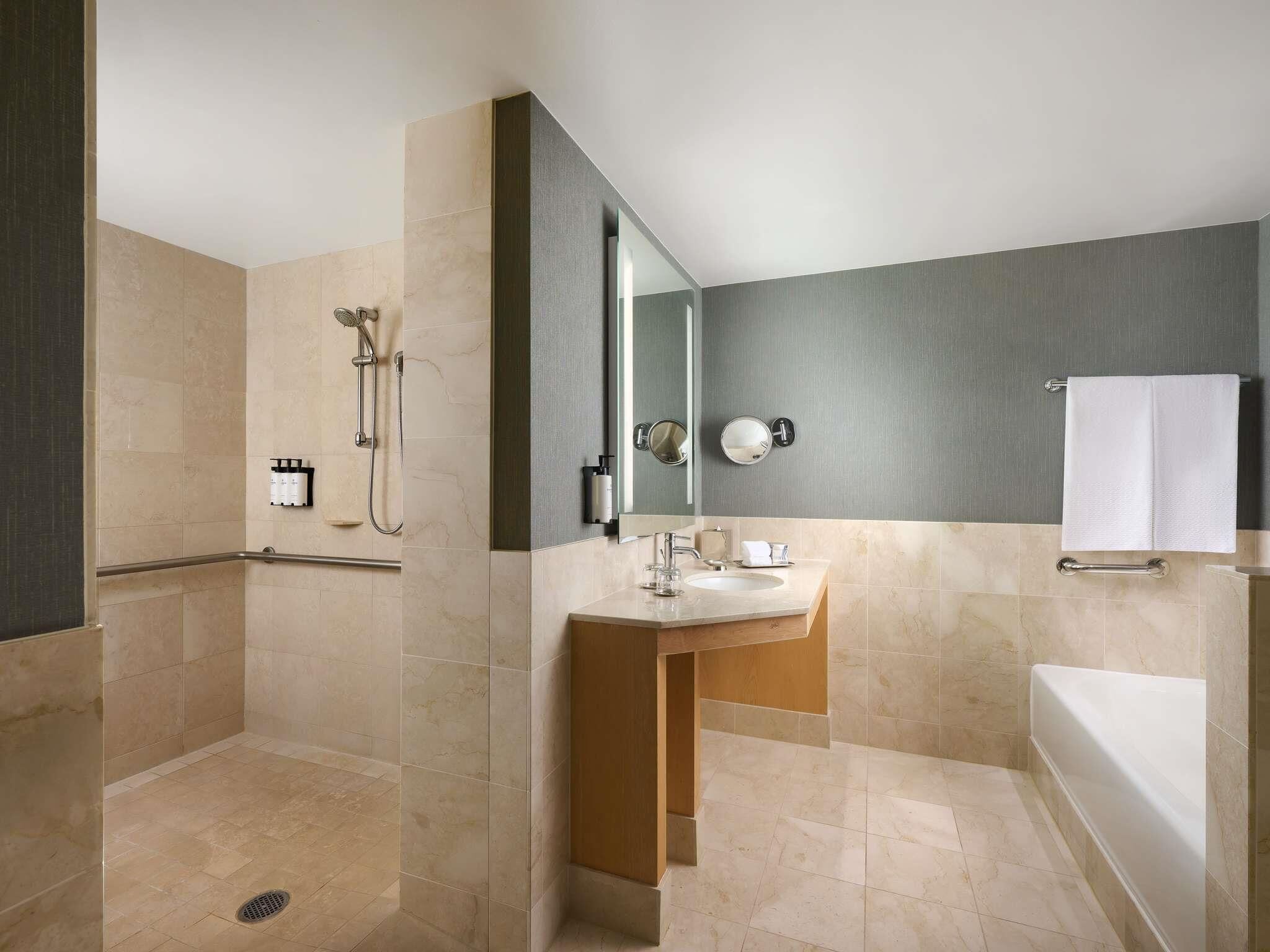 Junior Suite, 1 King Bed, Roll-in Shower and Accessible Tub | Ropa de cama de alta calidad y caja de seguridad en la habitación 