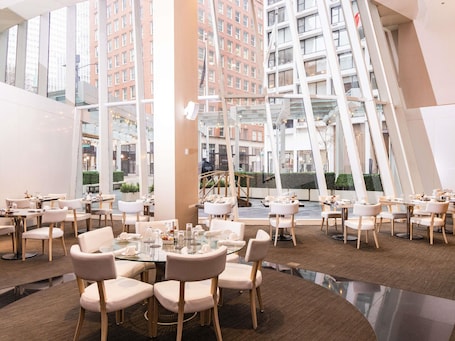 Restaurant. Sofitel Chicago Magnificent Mile