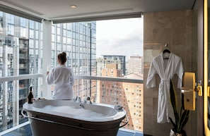 Suite presidencial, 1 cama King size | Baño | Tina y regadera independientes y amenidades de baño de diseñador