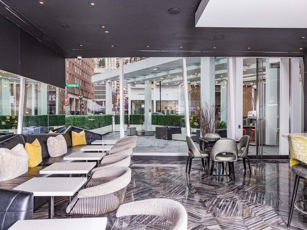 Bar (on property) - Sofitel Chicago Magnificent Mile (Chicago)