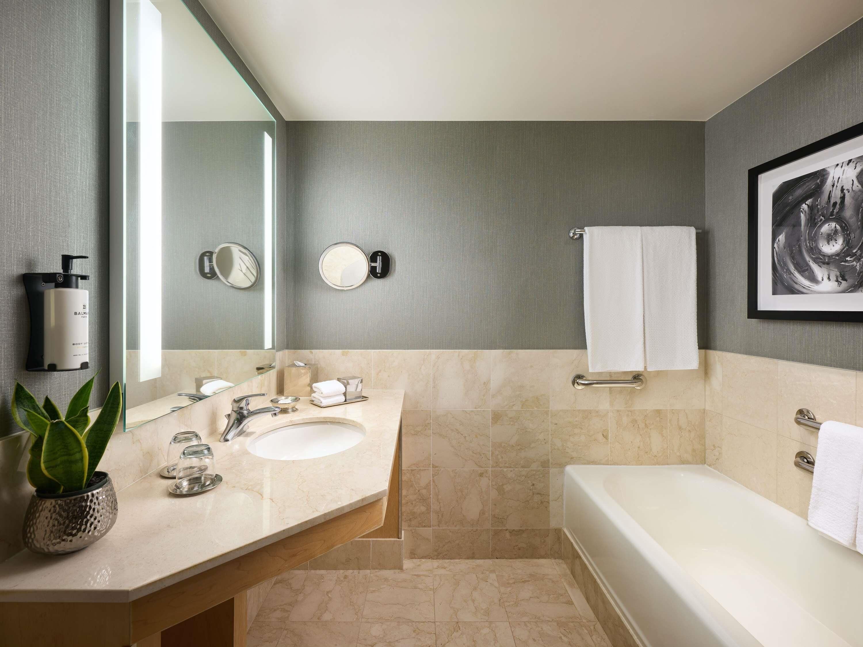 Junior Suite, 1 King Bed with Sofa bed, Accessible