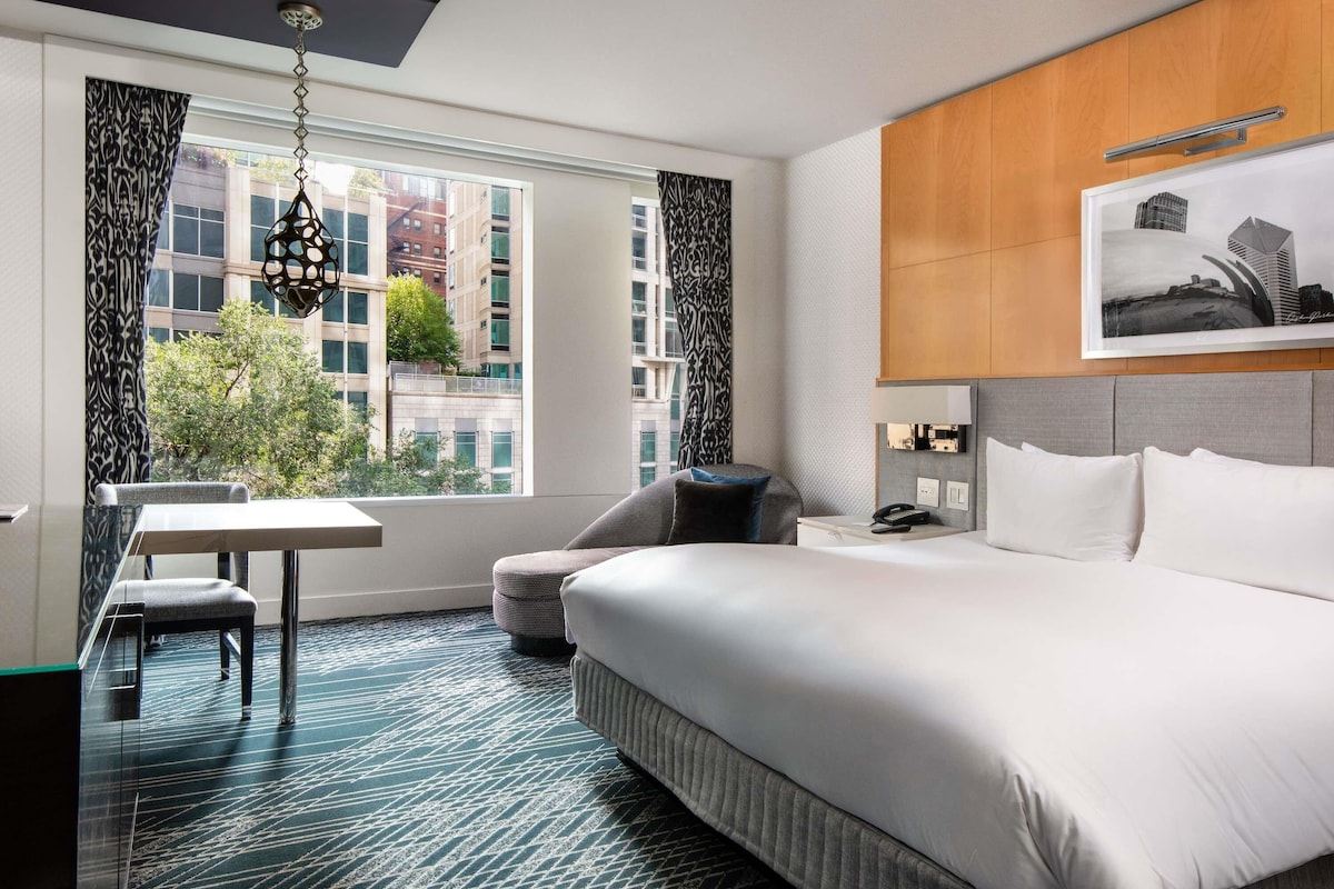 Premium bedding, in-room safe, desk, laptop workspace