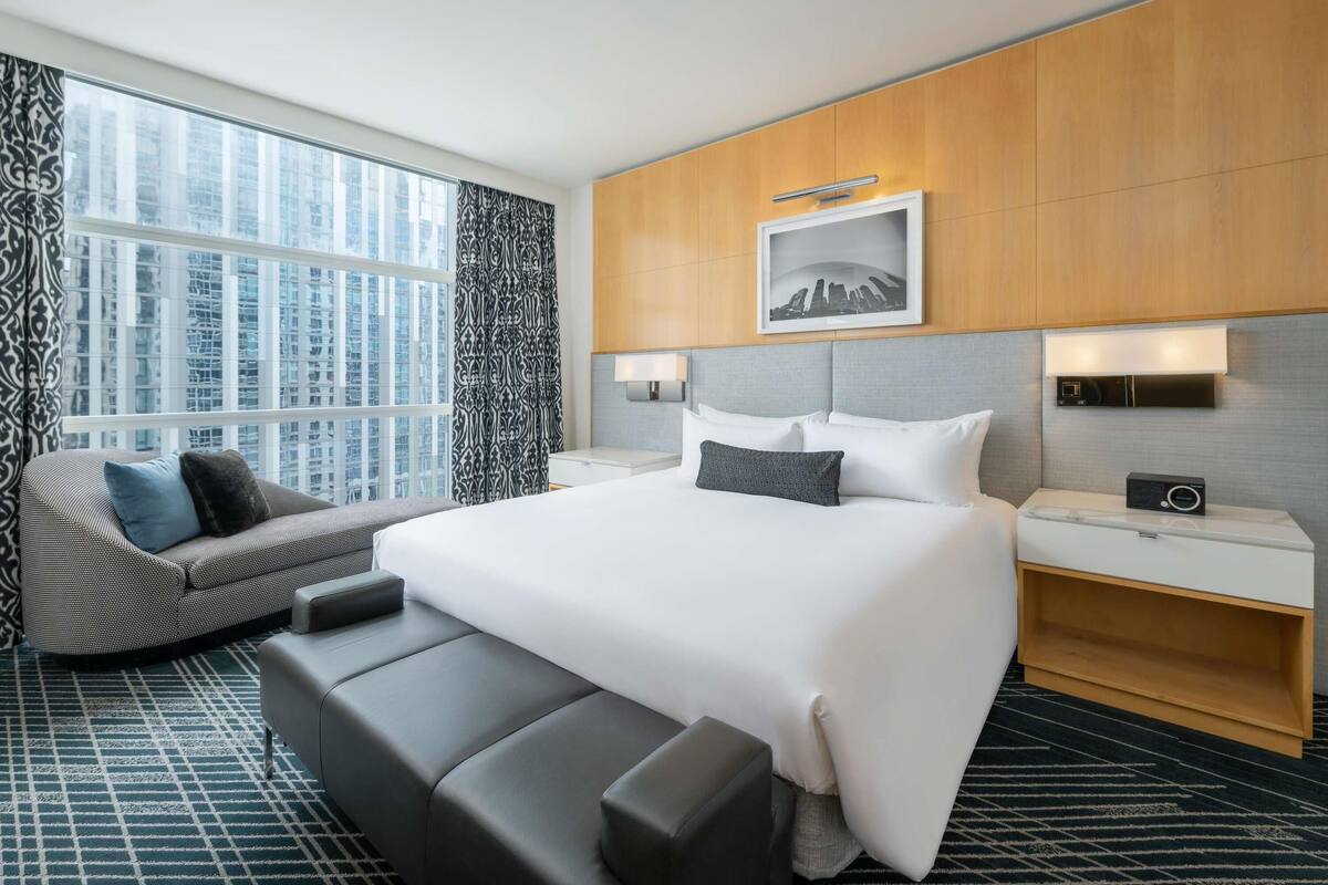 Signature Suite, 1 Bedroom, 1 King Bed, 1 Sofabed | 高級寢具、房內夾萬、書桌、手提電腦工作空間