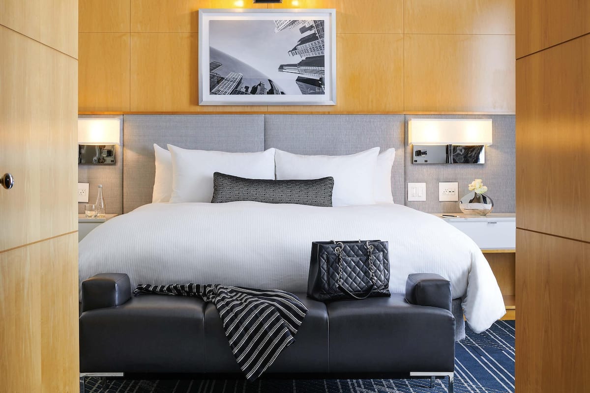 1 Schlafzimmer, hochwertige Bettwaren, Zimmersafe, individuell dekoriert