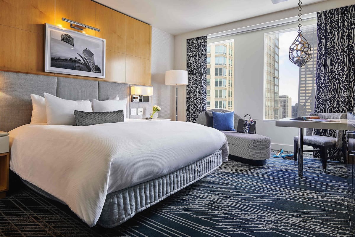 Superior Room, 1 King Bed, Accessible Tub with Grab Bars | 高級寝具、セーフティボックス (室内)、客室ごとに異なる装飾、客室ごとに異なるインテリア