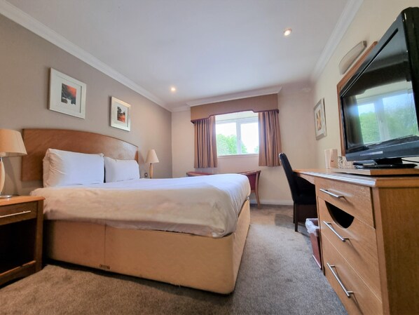 Standard-Doppelzimmer, 1 Doppelbett | Daunenbettdecken, Zimmersafe, Schreibtisch