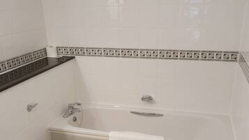 Un baño con inodoro, lavamanos y bañera.