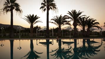 2 outdoor pools, sun loungers
