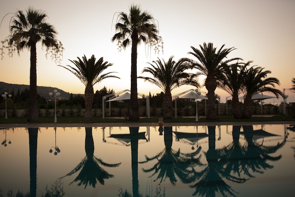 2 outdoor pools, pool loungers