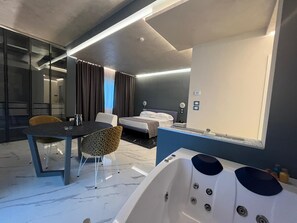 Studio Suite Mewah | Seprai premium, minibar, brankas, dan meja kerja