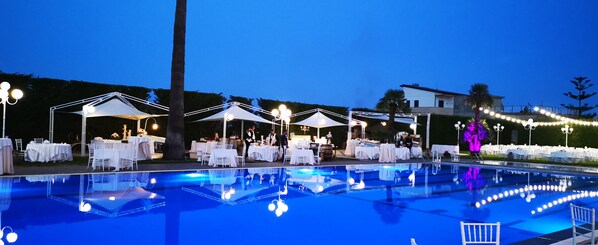 2 outdoor pools, pool loungers