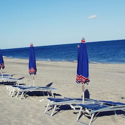 Una spiaggia nelle vicinanze, pallavolo, pesca
