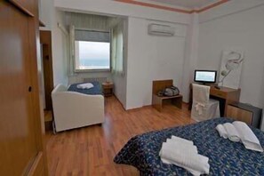 Minibar, in-room safe, desk, cots/infant beds - Hotel Mediterraneo (Pesaro)