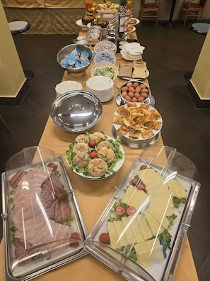 Buffet déjeuner (12.00 EUR par personne)