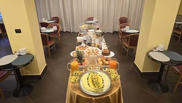 Un'imbandita colazione a buffet con diversi cibi e bevande.