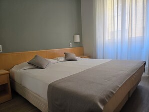 Down duvets, minibar, in-room safe, desk - Mokinba Hotels Sant'Ambroeus (Milan)