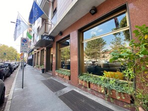 Front of property - Mokinba Hotels Sant'Ambroeus (Milan)