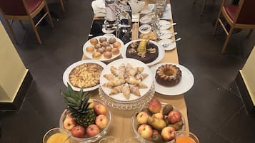 Frokostbuffé hver dag (EUR 12.00 per person)