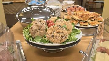 Colazione a buffet, servita tutte le mattine (12.00 EUR a persona)