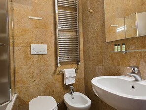 Shower, free toiletries, hair dryer, bidet