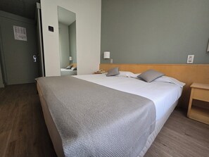 Down comforters, minibar, in-room safe, desk - Mokinba Hotels Sant'Ambroeus (Milan)