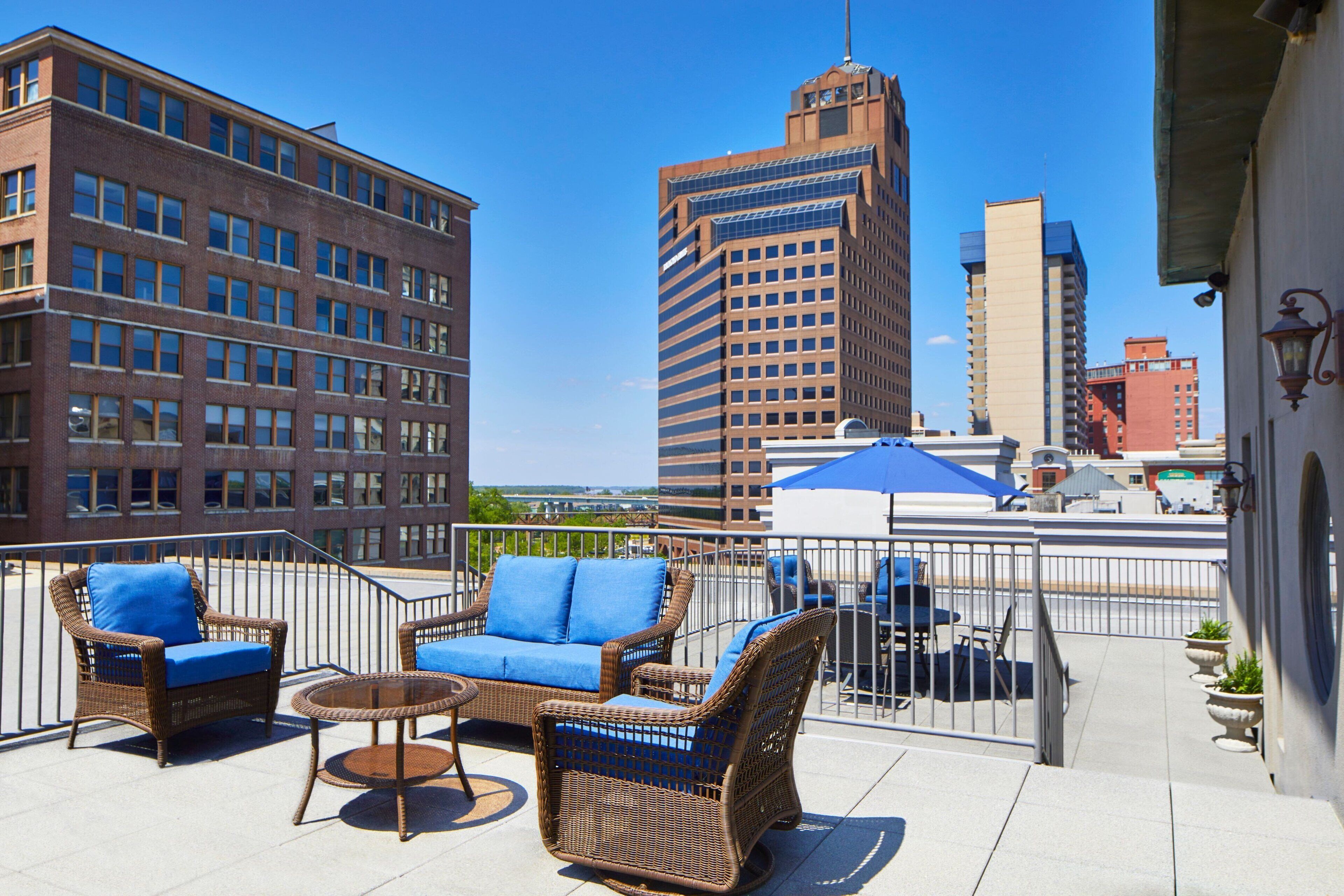 セーフティボックス (室内)、デスク、アイロン / アイロン台、ベビーベッド (無料)