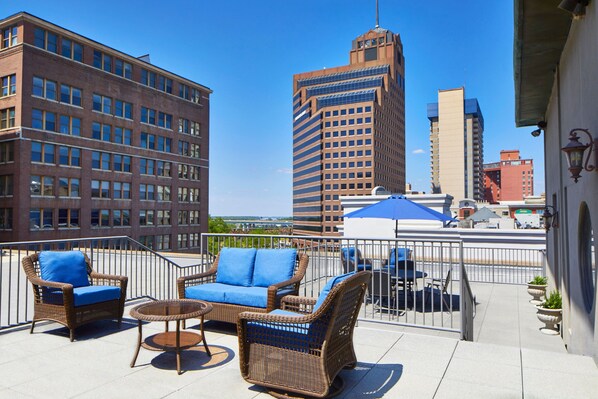 Hochwertige Bettwaren, Zimmersafe, Schreibtisch, Bügeleisen/Bügelbrett