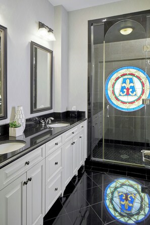 Combined shower/bathtub, free toiletries, hair dryer, towels