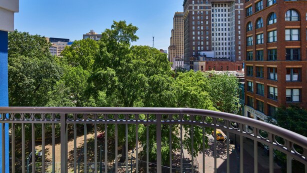 A cityscape with a view of a building with a green roof and a brick facade. - Springhill Suites By Marriott Memphis Downtown (Memphis)