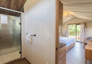 Luxury-Zelt | Badezimmer | Dusche, kostenlose Toilettenartikel, Haartrockner, Handtücher