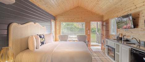 Studio Cottage with Wet Bar | Ylelliset vuodevaatteet, minibaari, yksilöllisesti sisustettu